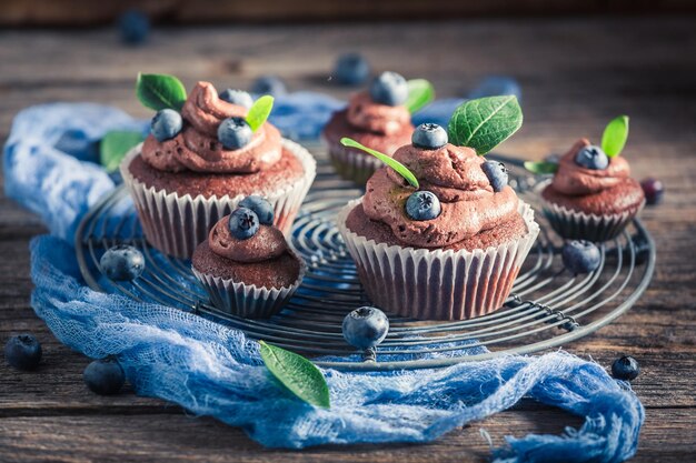 Lekkere chocolademuffin met verse bosbessen en room