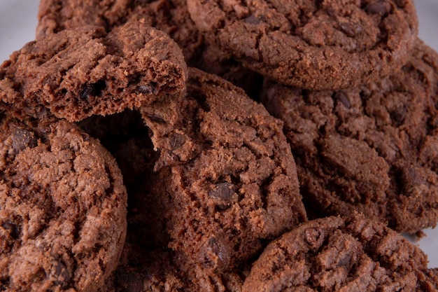 Lekkere chocoladeschilferkoekjes op witte plaat op houten achtergrond Selectieve aandacht