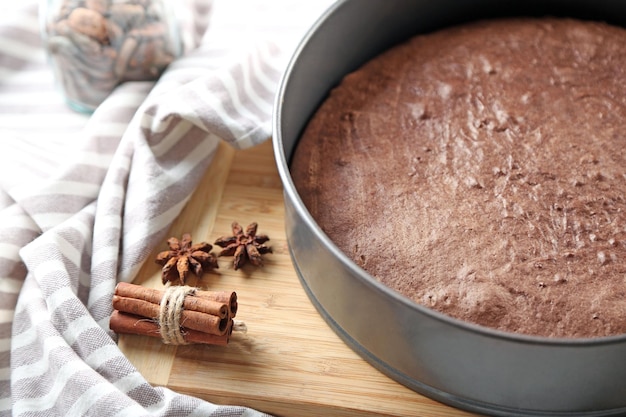 Lekkere chocoladetaart in bakvorm op een tafel close-up