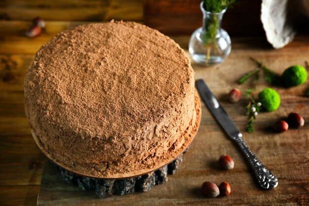 Lekkere chocoladetaart op houten stomp