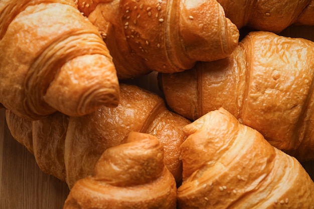 Lekkere croissants op tafel, close-up