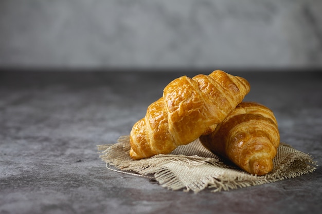 Lekkere croissants op tafel