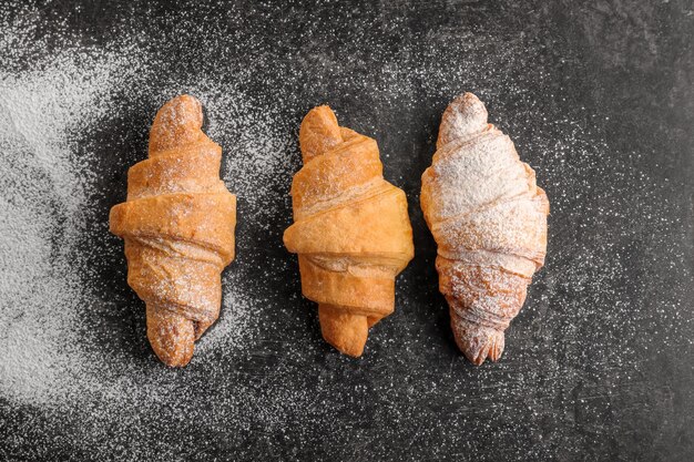 Lekkere croissants op tafel