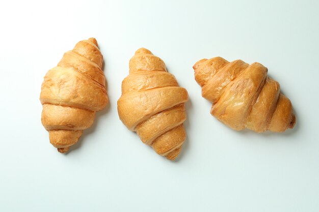 Lekkere croissants op wit, bovenaanzicht