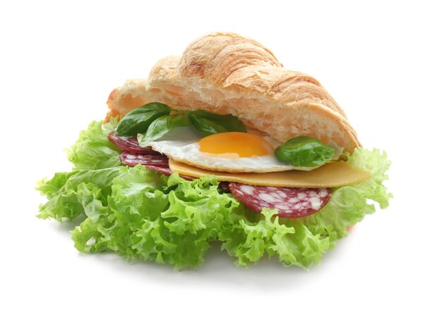 Lekkere croissantsandwich op witte achtergrond