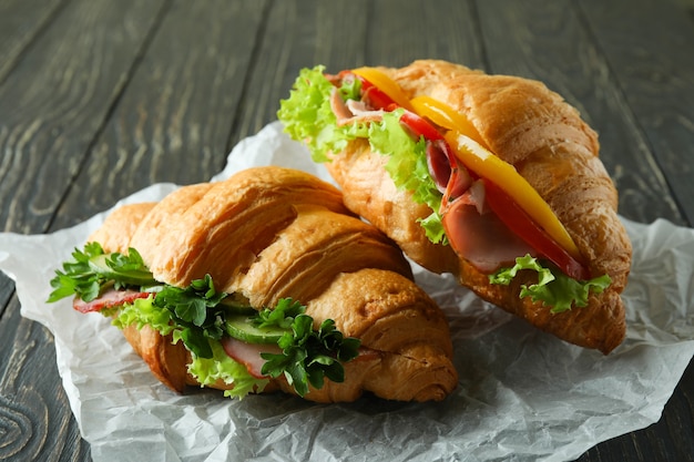 Lekkere croissantsandwiches op houten, close-up