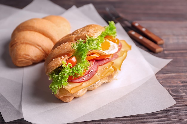 Lekkere croissantsandwiches op tafel