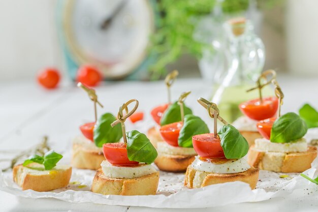 Lekkere crostini met tomaat mozzarella en basilicum als snack