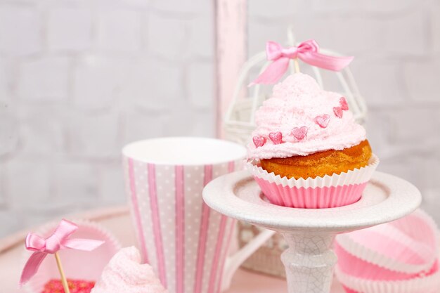 Lekkere cup cake met slagroom op houten stoel