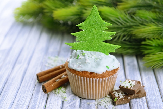 Lekkere cupcake met botercrème, op een houten achtergrond kleur