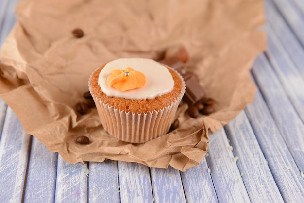 Lekkere cupcake met botercrème op een houten tafel kleur op houten achtergrond