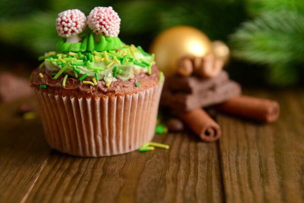 Lekkere cupcake met botercrème, op houten tafel, op lichte achtergrond