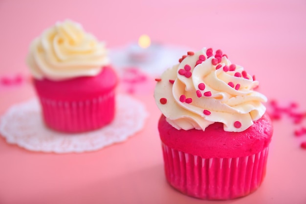 Lekkere cupcake voor Valentijnsdag op roze achtergrond