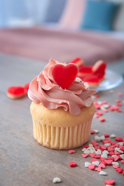 Lekkere cupcake voor Valentijnsdag op tafel