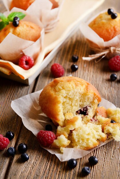 Lekkere cupcakes met fruit op tafel close-up