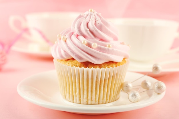 Lekkere cupcakes met theeservies en decoraties close-up