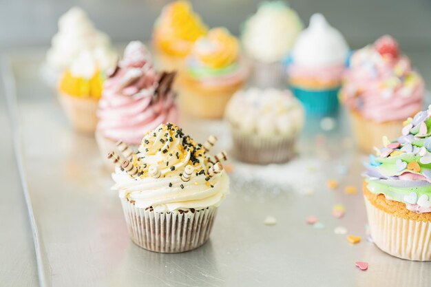 Lekkere cupcakes op een metalen plaattafel in zoetwaren