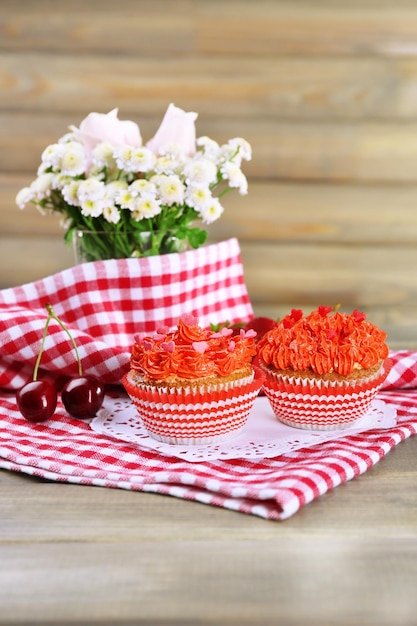 Lekkere cupcakes op houten tafel close-up