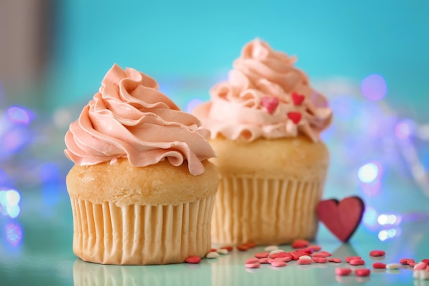 Lekkere cupcakes voor Valentijnsdag op blauwe tafel