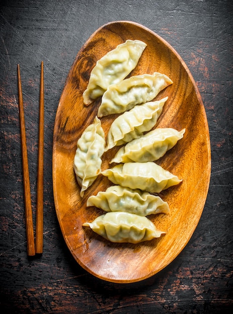 Foto lekkere dumplings gedza op de plaat