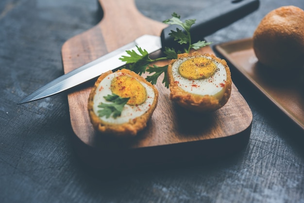 Lekkere Egg Pakora of Pakoda geserveerd met tomatenketchup