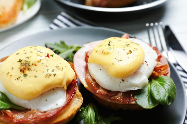 Lekkere Eggs Benedict op bord