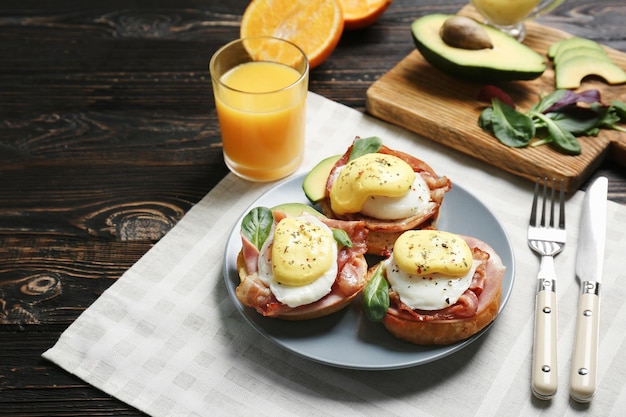 Foto lekkere eggs benedict op bord