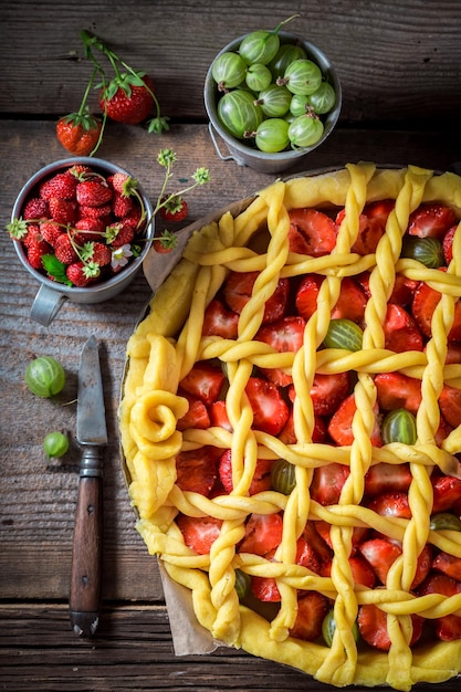 Lekkere en aromatische taart met aardbeien en kruisbessen