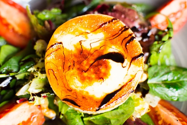 Lekkere en gezonde groene salade met gegratineerde geitenkaas