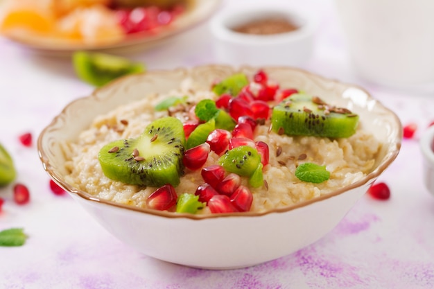 Lekkere en gezonde havermoutpap met fruit, bessen en lijnzaad. Gezond ontbijt. Fitness eten. Goede voeding.