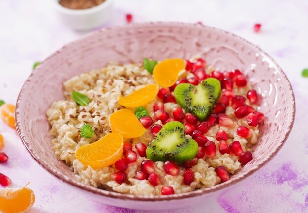 Lekkere en gezonde havermoutpap met fruit, bessen en lijnzaadjes. Gezond ontbijt. Fitness eten. Goede voeding. Ontbijt op Valentijnsdag.