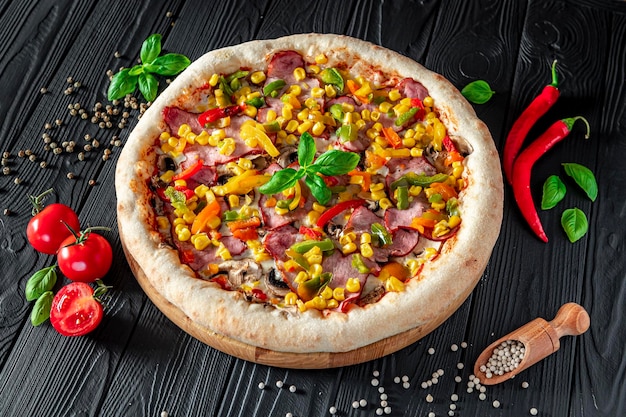 Lekkere en grote pizza met verschillende soorten vlees Pizza met verschillende soorten ingrediënten zoete paprika en champignons