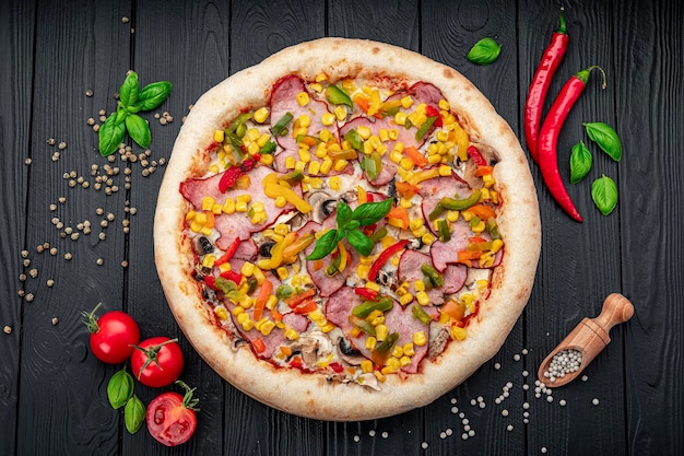 Lekkere en grote pizza met verschillende soorten vlees pizza met verschillende soorten ingrediënten zoete paprika en champignons