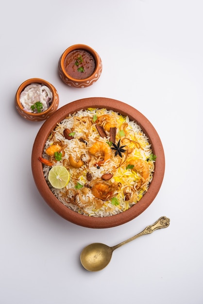 Lekkere en heerlijke garnalen biryani, jheenga pulav of garnalenpilaf