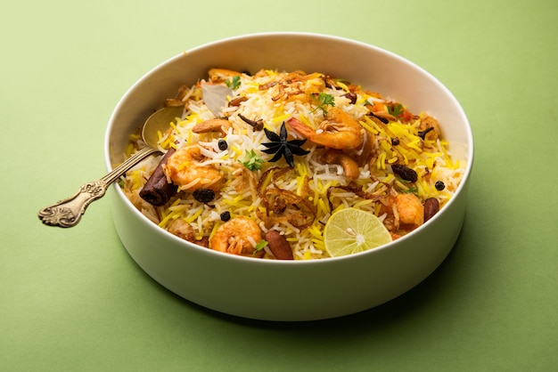 Lekkere en heerlijke garnalen biryani, jheenga pulav of garnalenpilaf