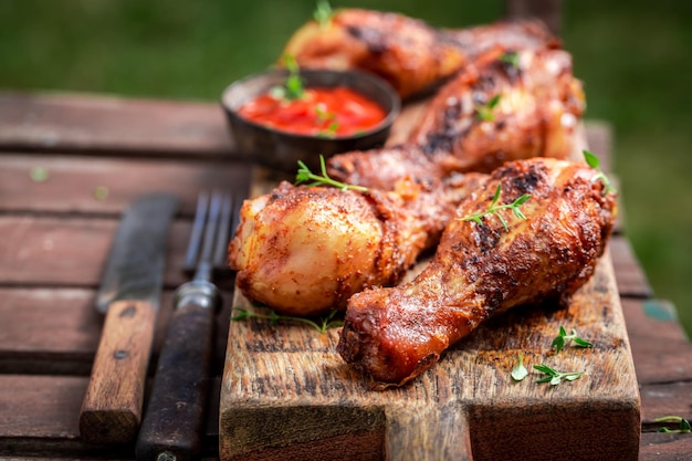 Lekkere en pittige gegrilde kippenbout geserveerd met verse saus