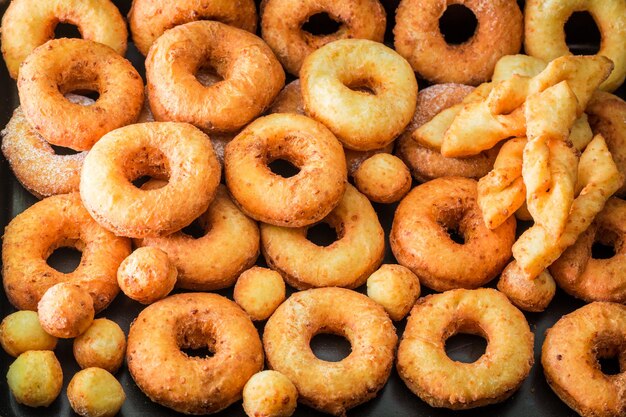 Lekkere en zoete gouden donuts met poedersuiker