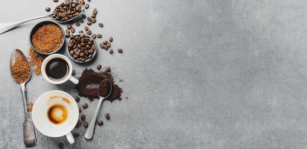 Lekkere espresso in beker met koffiebonen. Uitzicht van boven. Koffie concept.
