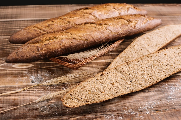 Lekkere Franse baguettes op de houten achtergrond. Bovenaanzicht