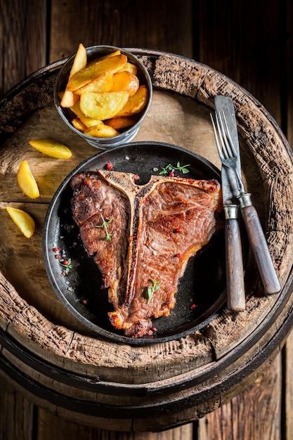 Lekkere friet en tbone steak met zout en peper