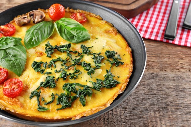 Lekkere frittata met spinazie op tafel