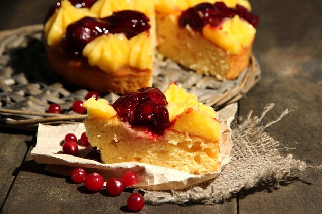 Lekkere fruitige huisgemaakte taart met bessen op grijze houten tafel