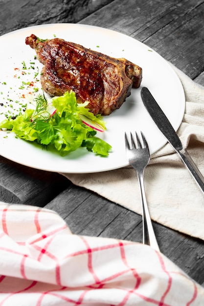 Lekkere gebakken entrecote op bord met sla