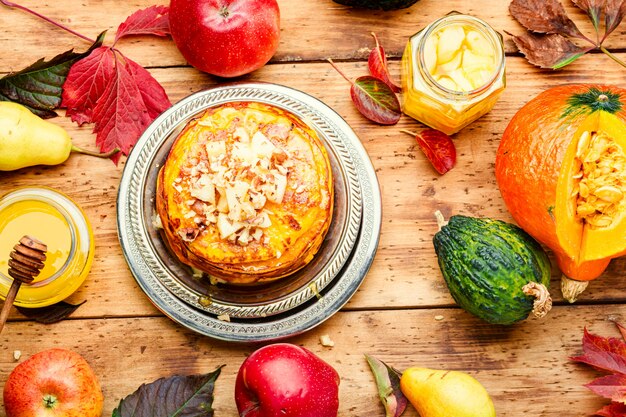 Lekkere gebakken zoete pompoenpannenkoekjes. Pannenkoeken herfstvoedsel