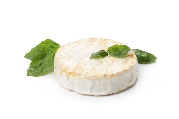 Lekkere gegrilde camembert geïsoleerd op een witte achtergrond.