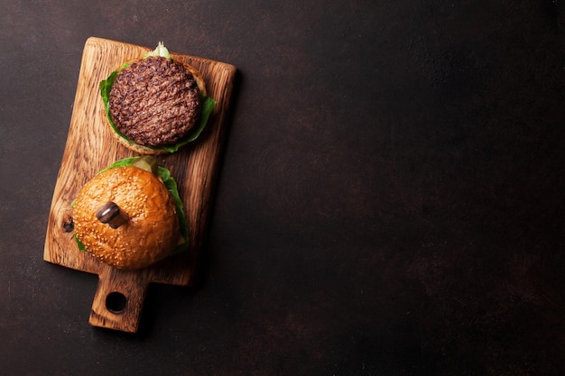 Lekkere gegrilde huisgemaakte hamburgers