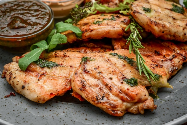 Lekkere gegrilde kipfilet en chili pepers op een bord op de tafel. horizontale weergave van bovenaf