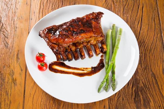 Lekkere gegrilde ribben aan boord met groenten