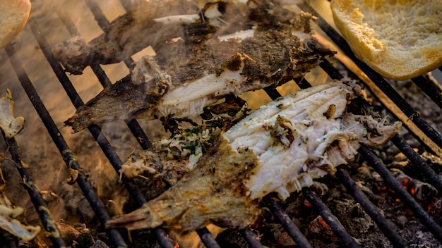 Lekkere gegrilde tong eten detail met rook