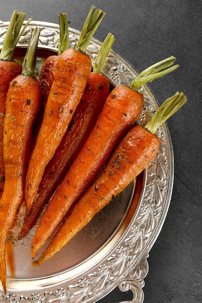 Foto lekkere gegrilde wortelen op zilveren dienblad